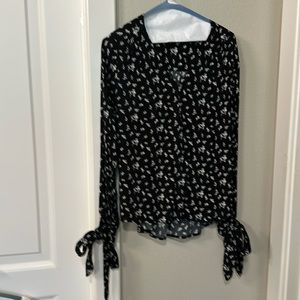 Long sleeve black and white blouse